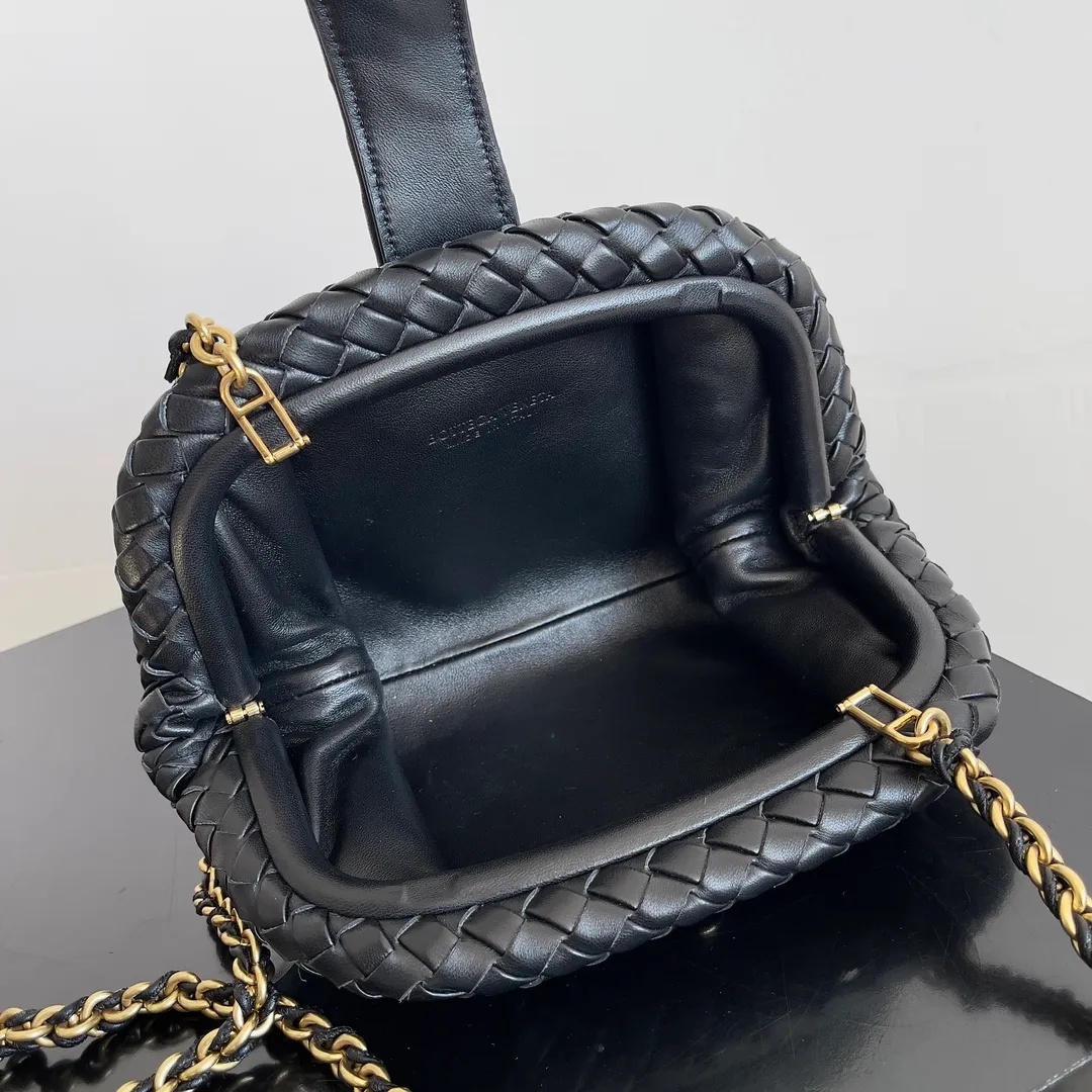 Batch 1880 BOTTEGA VENETA LAUREN 1980 small clutch bag is new! The small size that many people squat on is finally here. The self-adjustable zipper is a highlight of this bag. After being removed, it can be used as a handbag for important occasions. One bag unlocks two carrying methods at the same time. It is practical and has a unique sense of structure and beautiful lines. It is more elegant than a small cloud. It is a tribute to the classics and the pursuit of modernity. Style number: 804038 Size: 27*15*8cm